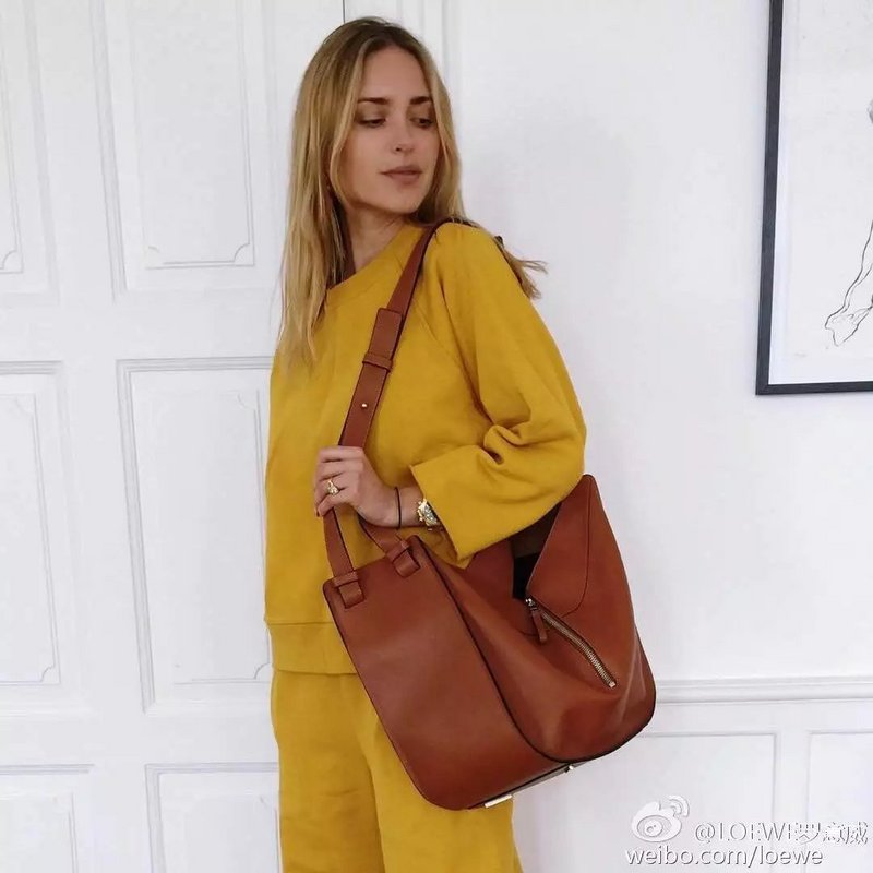 Loewe Cowhide Leather Hammock Bag LW17114 Loewe Cowhide Leather Hammock Bag LW17114