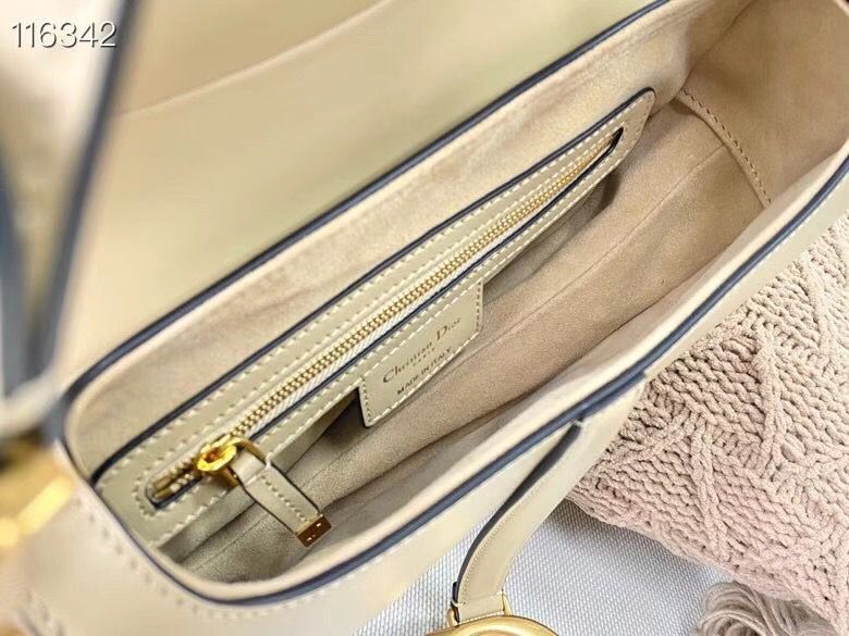 Dior SADDLE-TAS VAN KALFSLEER M0446CW Cream Dior SADDLE-TAS VAN KALFSLEER M0446CW Cream
