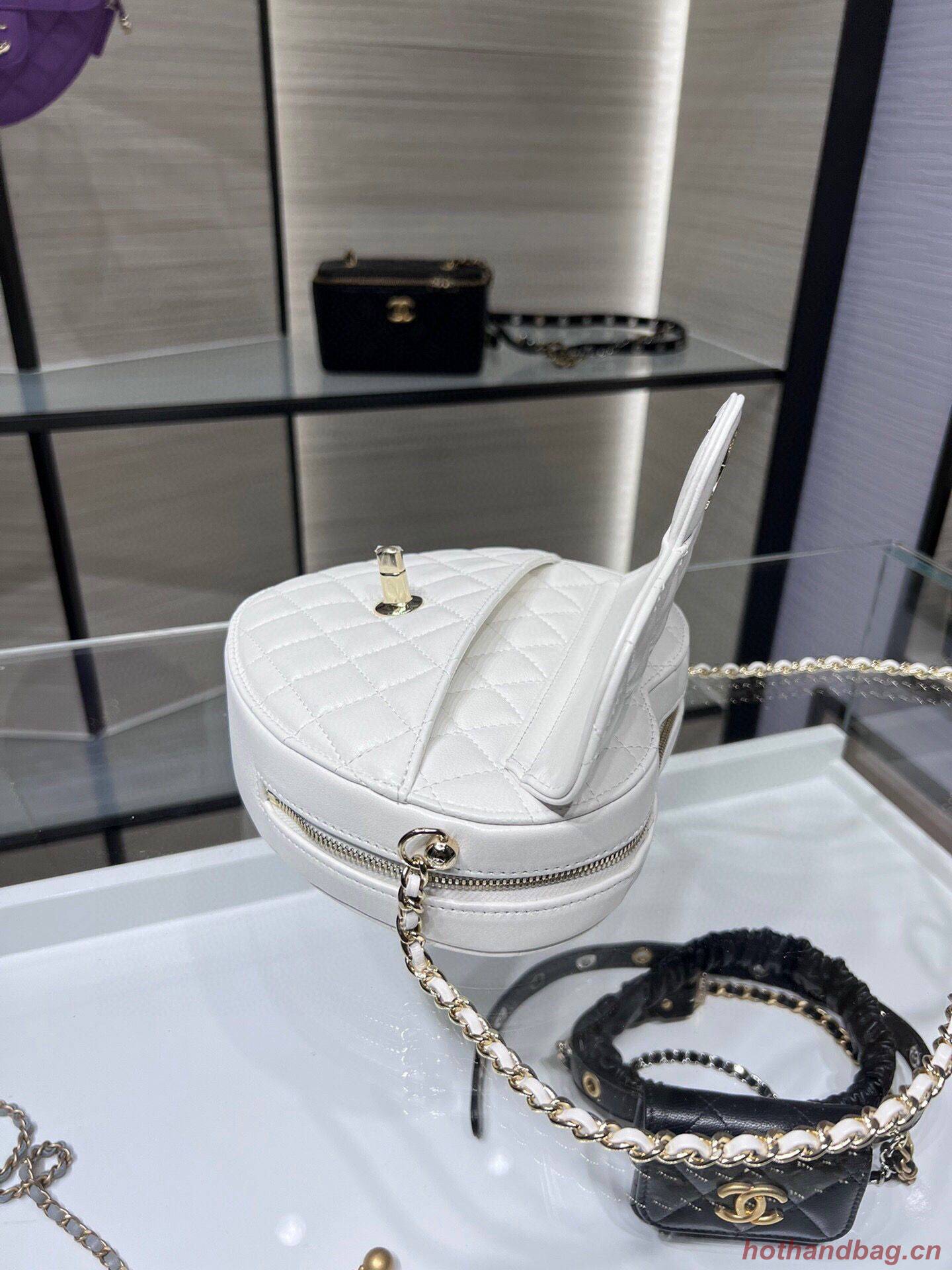 Chanel 2022S Love Heart Original Lambskin Crossbody Chain Bag AS3191Y White Chanel 2022S Love Heart Original Lambskin Crossbody Chain Bag AS3191Y White