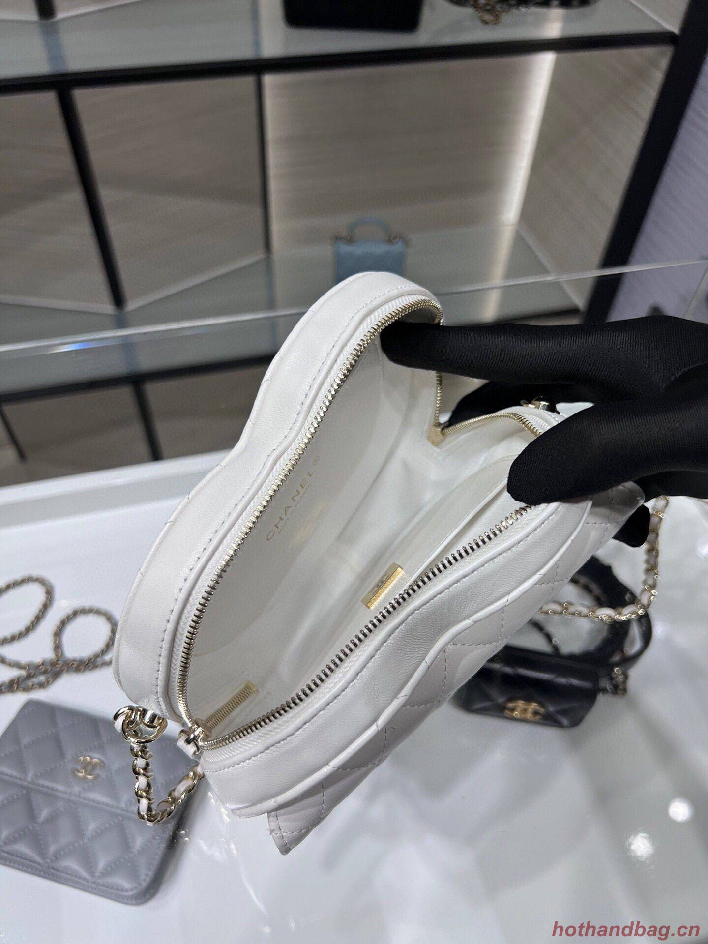 Chanel 2022S Love Heart Original Lambskin Crossbody Chain Bag AS3191Y White Chanel 2022S Love Heart Original Lambskin Crossbody Chain Bag AS3191Y White