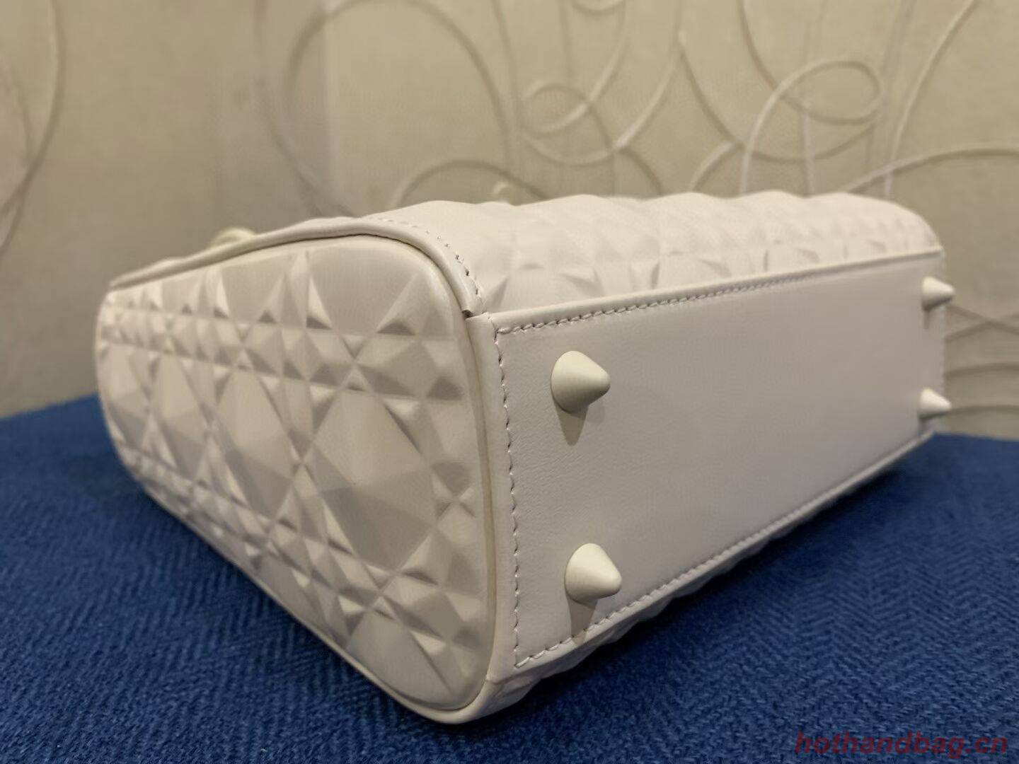 MEDIUM LADY DIOR BAG Cannage Calfskin C2813 white MEDIUM LADY DIOR BAG Cannage Calfskin C2813 white