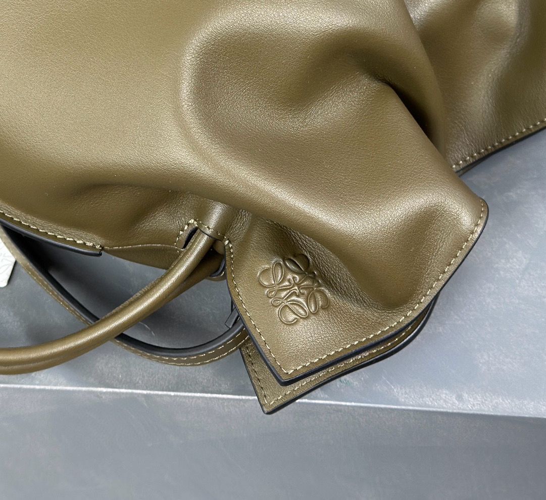 Loewe Flamenco Clutch Bag Original Leather LE0556 Khaki green Loewe Flamenco Clutch Bag Original Leather LE0556 Khaki green