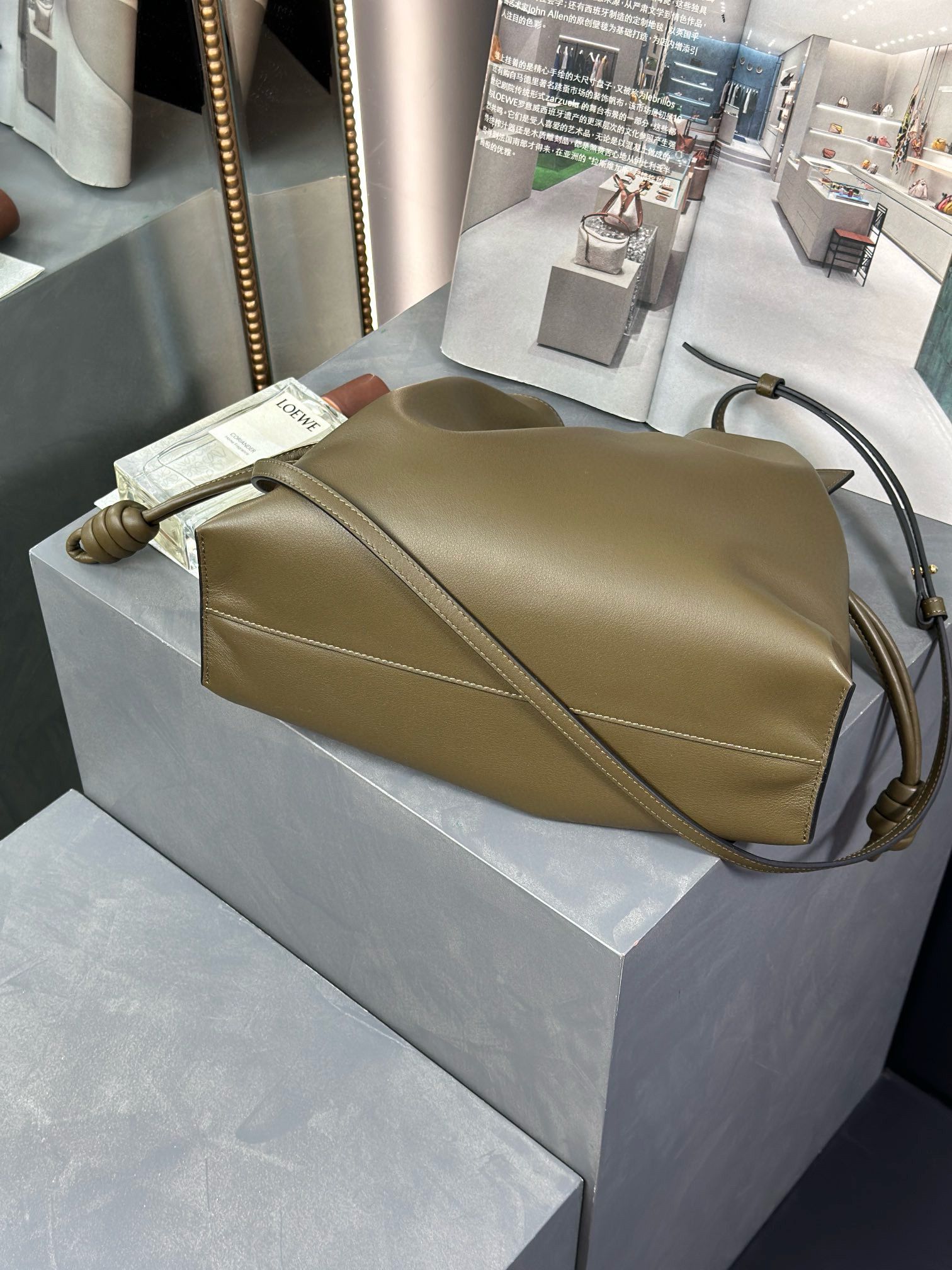 Loewe Flamenco Clutch Bag Original Leather LE0556 Khaki green Loewe Flamenco Clutch Bag Original Leather LE0556 Khaki green
