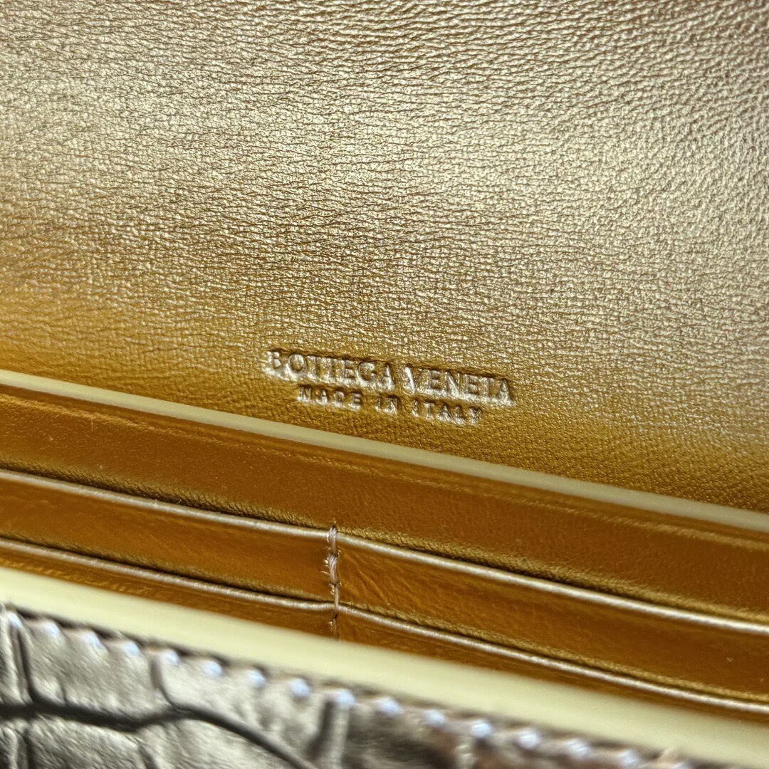 Bottega Veneta Long Clutch Andiamo With Handle alligator leather 741511 Gold Bottega Veneta Long Clutch Andiamo With Handle alligator leather 741511 Gold