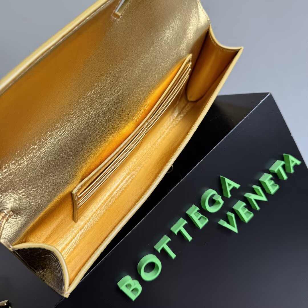 Bottega Veneta Long Clutch Andiamo With Handle alligator leather 741511 Gold Bottega Veneta Long Clutch Andiamo With Handle alligator leather 741511 Gold